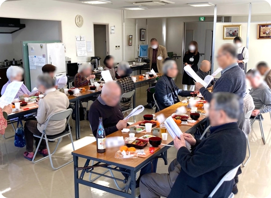 元日　新年最初のお膳を皆でいただきます。お酒もふるまわれます。