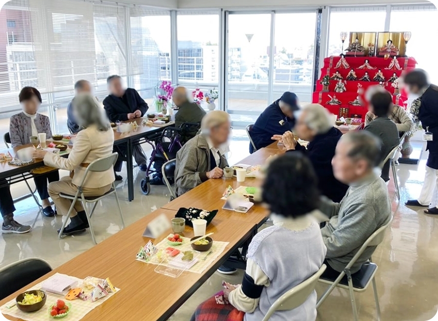 ひな祭り　ひな飾りを前にお茶会をしました。